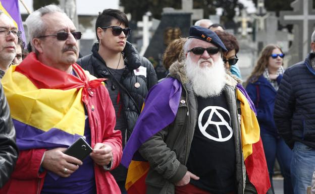 Galería. Celebración del aniversario de la República en el cementerio de León. 