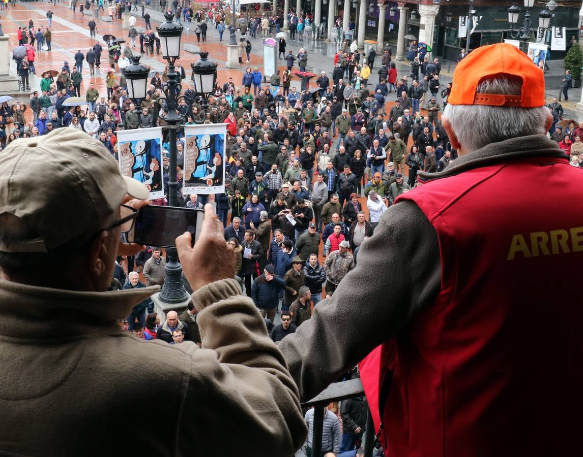 Un millar de personas se han dado cita en la Plaza Mayor para defender la actividad cinegética y contra de la escalada de ataques y provocaciones que, según denuncian, vienen sufriendo por parte de grupos animalistas y ecologistas