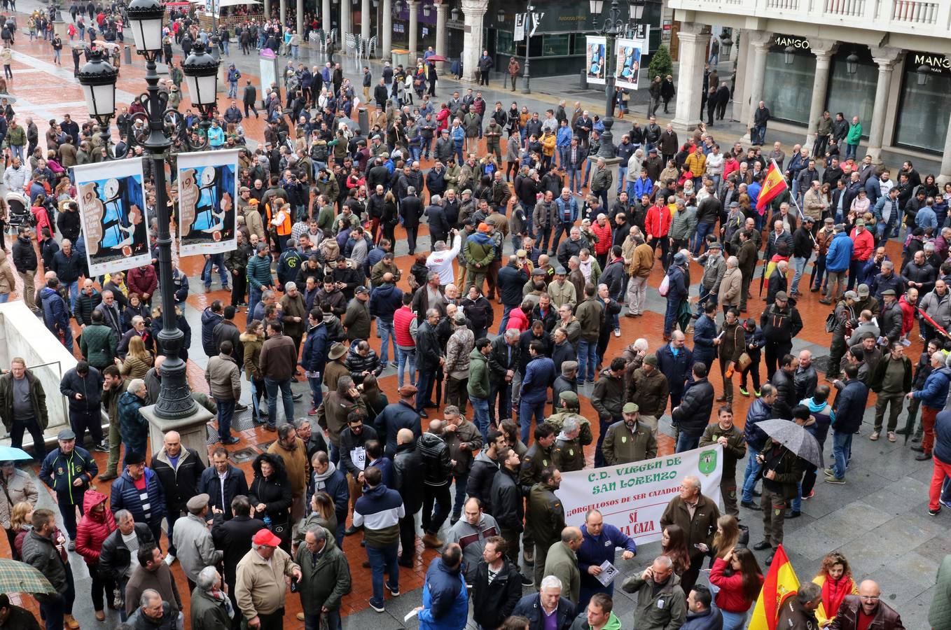 Un millar de personas se han dado cita en la Plaza Mayor para defender la actividad cinegética y contra de la escalada de ataques y provocaciones que, según denuncian, vienen sufriendo por parte de grupos animalistas y ecologistas