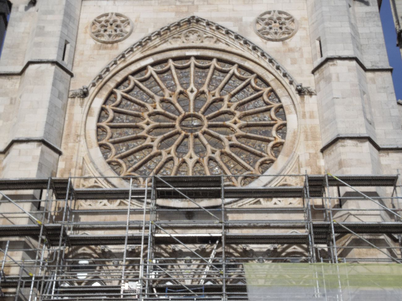 Los andamios llegan al rosetón de la Catedral de León, cuya restauración se extenderá a lo largo de los próximos meses