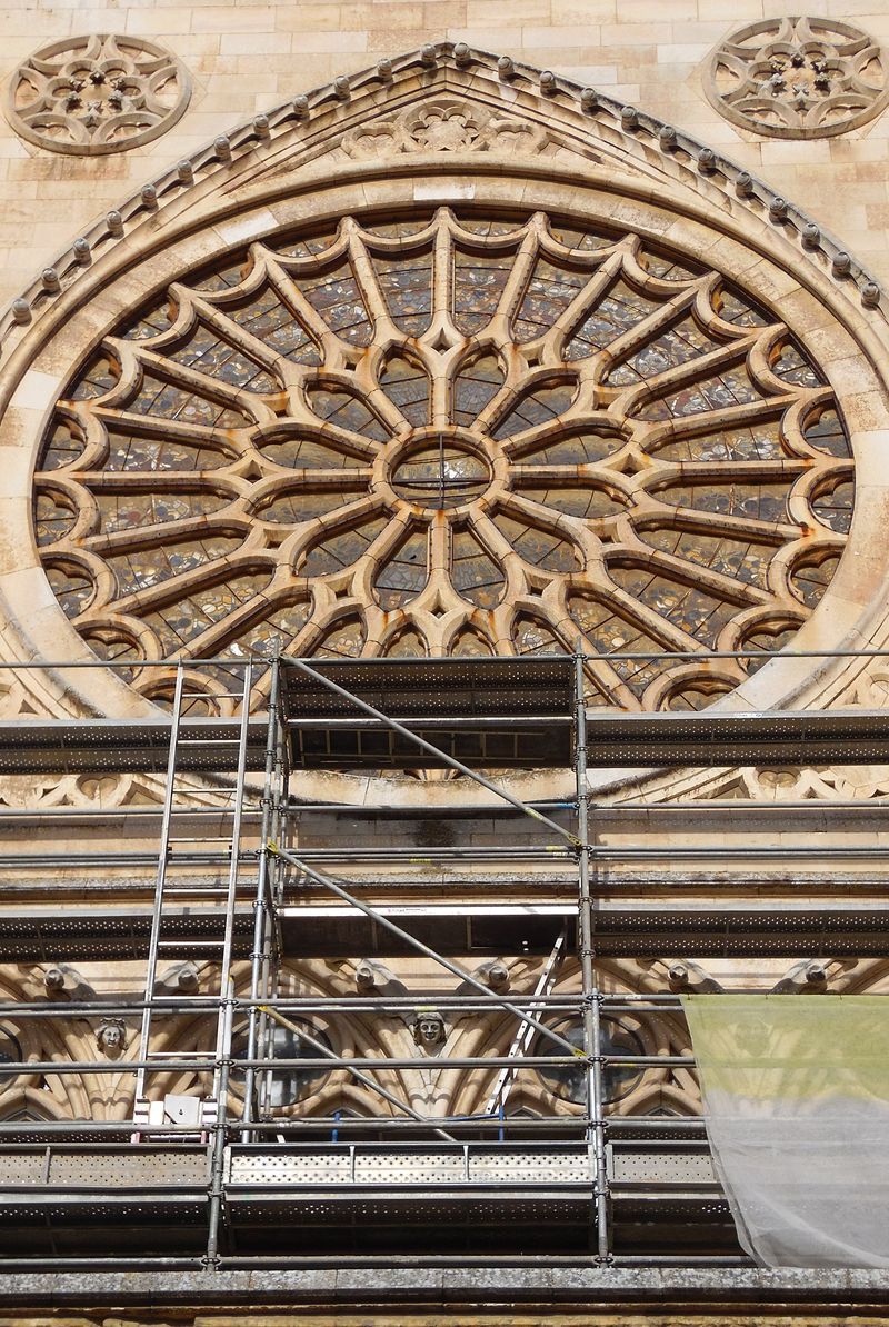 Los andamios llegan al rosetón de la Catedral de León, cuya restauración se extenderá a lo largo de los próximos meses