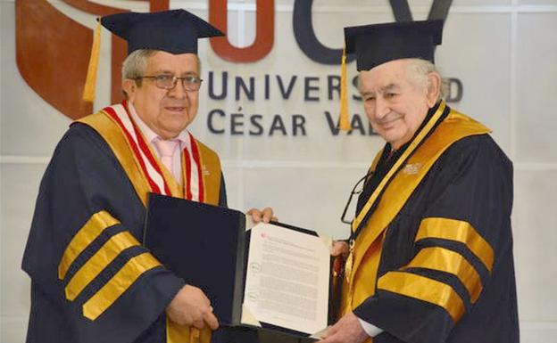 Antonio Gamoneda, en el momento de recibir su 'honoris causa'.