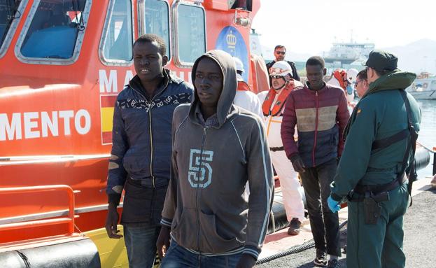 Varios migrantes llegan a España tras ser rescatados.