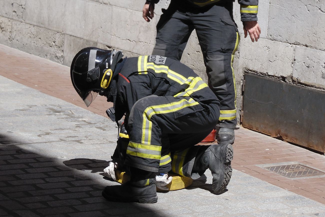 Bomberos de León han tenido que intervenir este miércoles en la calle Mariano Domínguez de Berrueta ante el temor a un posible incendio