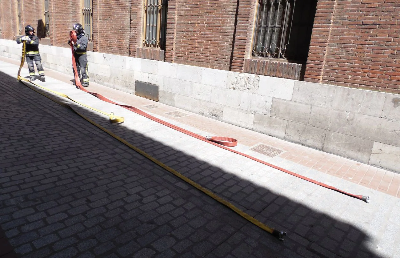 Bomberos de León han tenido que intervenir este miércoles en la calle Mariano Domínguez de Berrueta ante el temor a un posible incendio