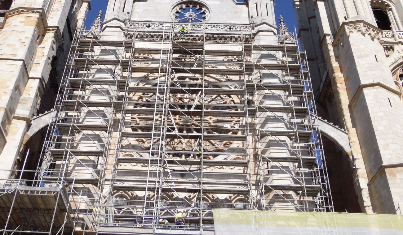 Un andamio gigante ha recubierto este miércoles por primera vez el rosetón principal de la Catedral de León