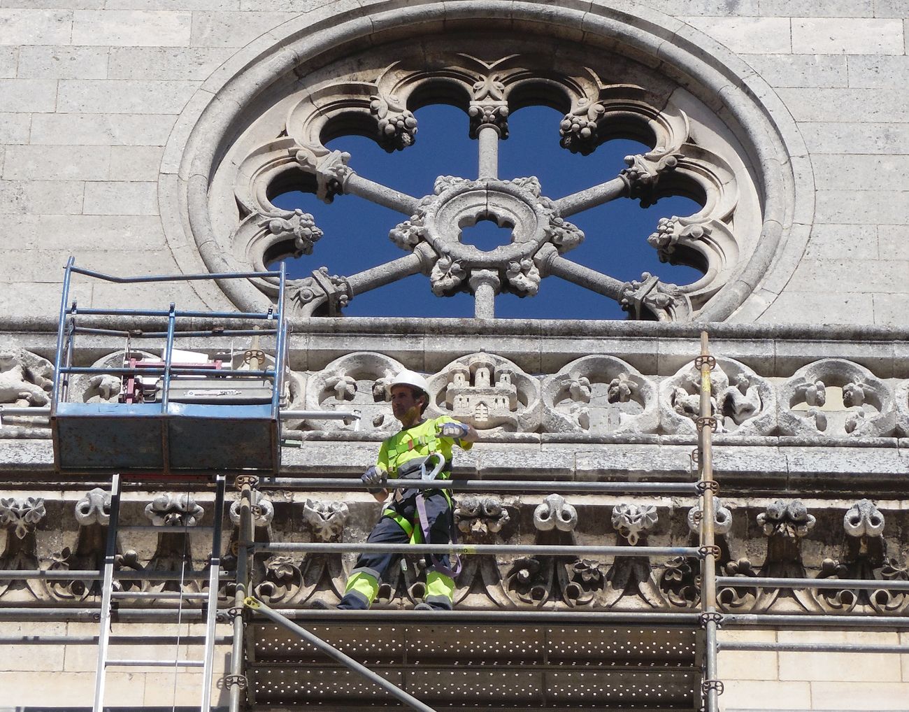 Un andamio gigante ha recubierto este miércoles por primera vez el rosetón principal de la Catedral de León