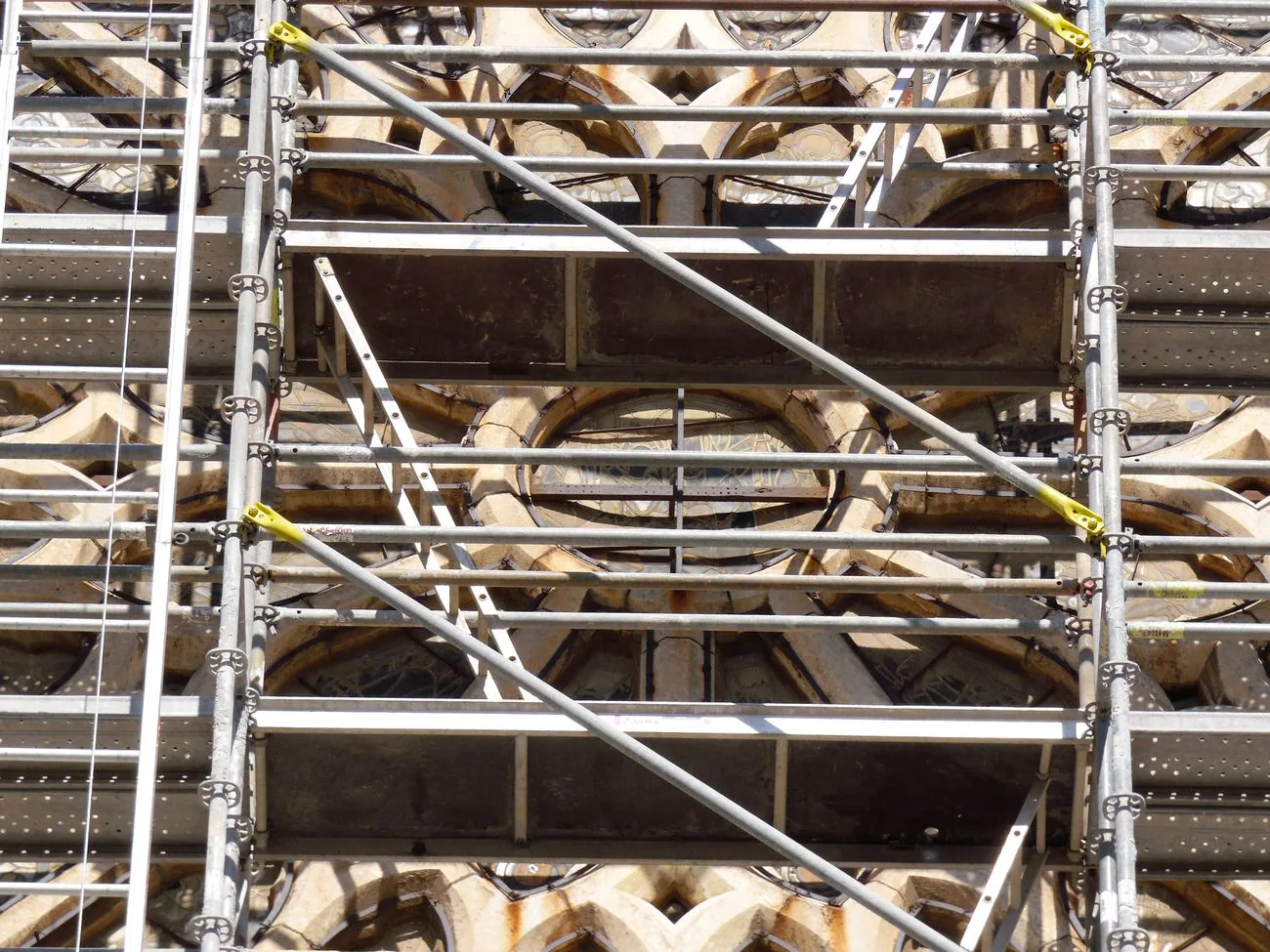 Un andamio gigante ha recubierto este miércoles por primera vez el rosetón principal de la Catedral de León