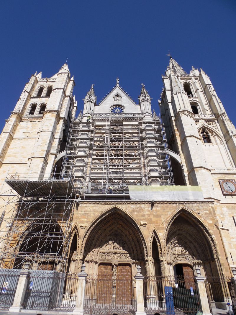 Un andamio gigante ha recubierto este miércoles por primera vez el rosetón principal de la Catedral de León