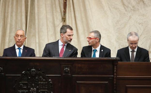 El Rey Felipe VI conversa con el rector de la Universidad de Salamanca en el Paraninfo de la USAL.