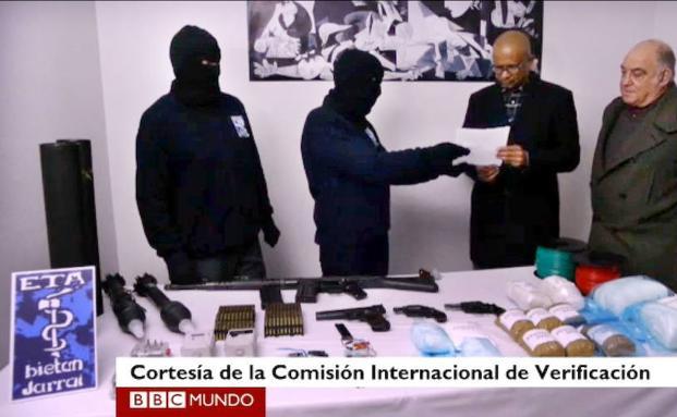 Miembros de ETA presentan a Ram Manikkalingam y Ronnie Kasrils las armas del pequeño arsenal inutilizadas por la banda terrorista en febrero de 2014.