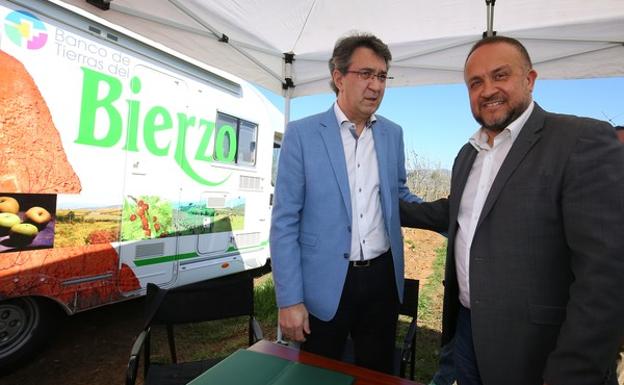 El presidente de la Diputación de León, Juan Martínez Majo, junto al presidente del Consejo Comarcal del Bierzo, Gerardo Álvarez Courel, en Camponaraya. 