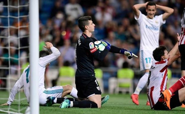 Kepa recoge un balón suelto durante el partido.