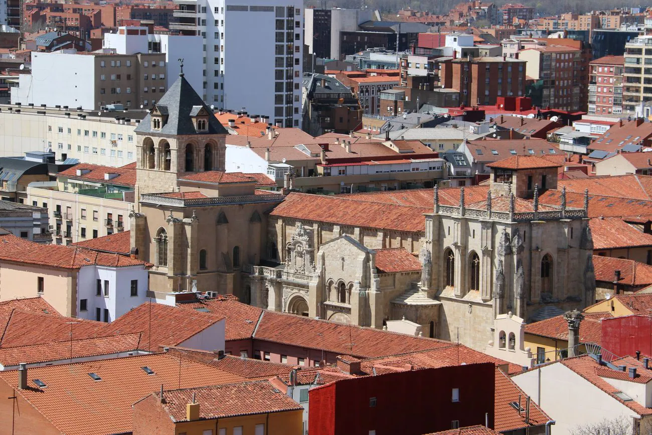 IMágenes de León tomadas desde la última 'terraza' de la torre norte de la Catedral de León.