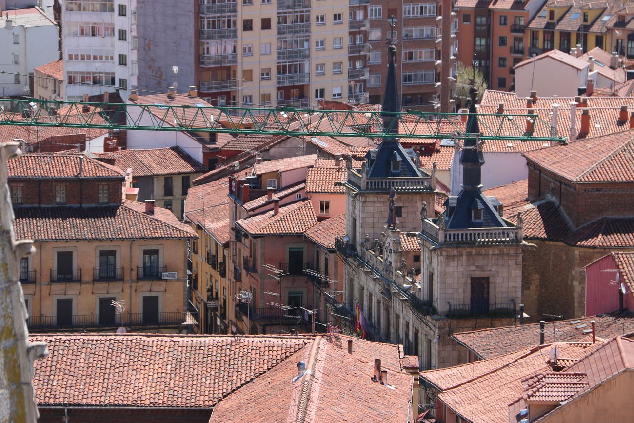 IMágenes de León tomadas desde la última 'terraza' de la torre norte de la Catedral de León.