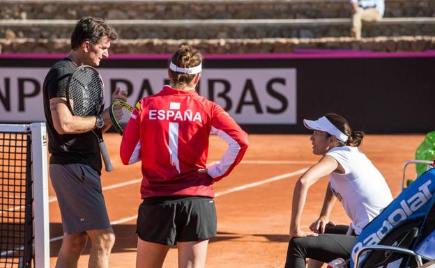 Garbiñe Muguruza, junto a Anabel Medina. 