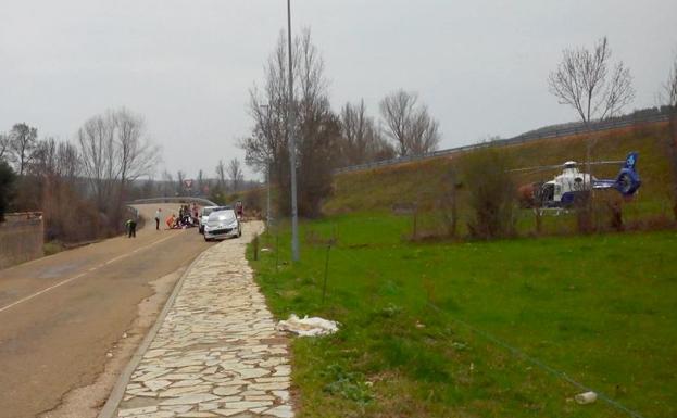 La Guardia Civil y el helicóptero del Sacyl en el lugar del suceso. 