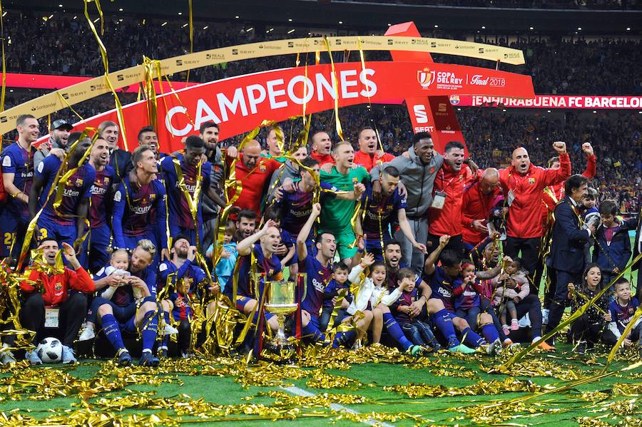 El Barcelona consigue su cuarta Copa del Rey consecutiva ante un Sevilla que fue muy inferior. Doblete de Suárez y tantos de Messi, Countinho y un Iniesta que fue masivamente ovacionado por el Wanda Metropolitano
