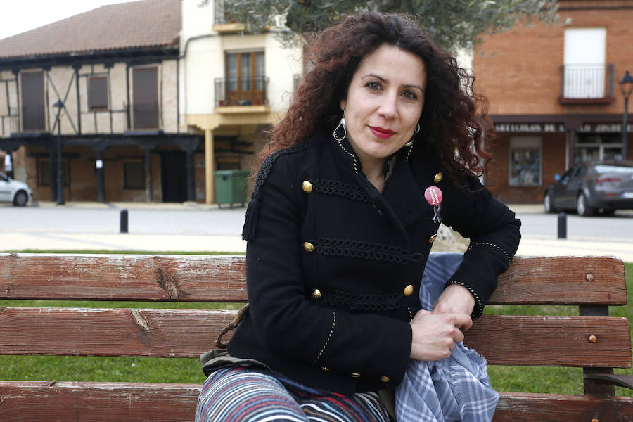 La pintora escénica Rut Villamagna en la localidad leonesa de Villamañán, donde nació | Muñecos de la película 'Isla de perros', de Wes Anderson, pintados por la artista leonesa Rut Villamagna