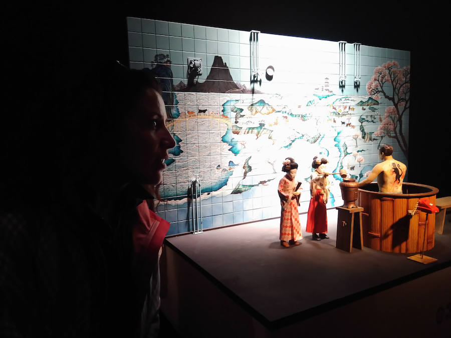 La pintora escénica Rut Villamagna en la localidad leonesa de Villamañán, donde nació | Muñecos de la película 'Isla de perros', de Wes Anderson, pintados por la artista leonesa Rut Villamagna