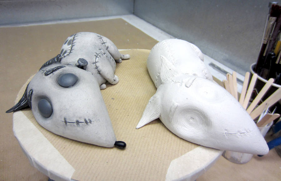 La pintora escénica Rut Villamagna en la localidad leonesa de Villamañán, donde nació | Muñecos de la película 'Isla de perros', de Wes Anderson, pintados por la artista leonesa Rut Villamagna