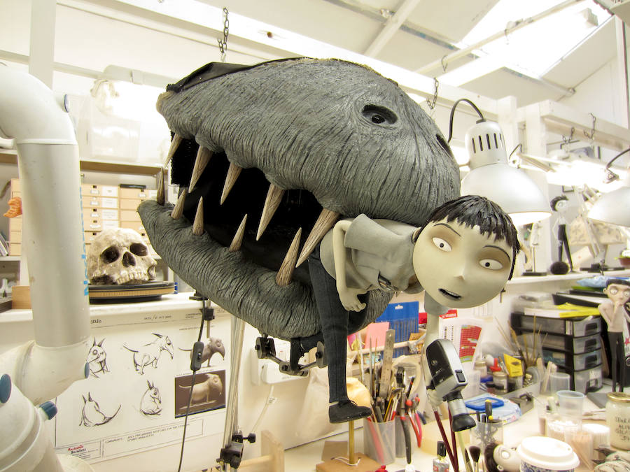 La pintora escénica Rut Villamagna en la localidad leonesa de Villamañán, donde nació | Muñecos de la película 'Isla de perros', de Wes Anderson, pintados por la artista leonesa Rut Villamagna