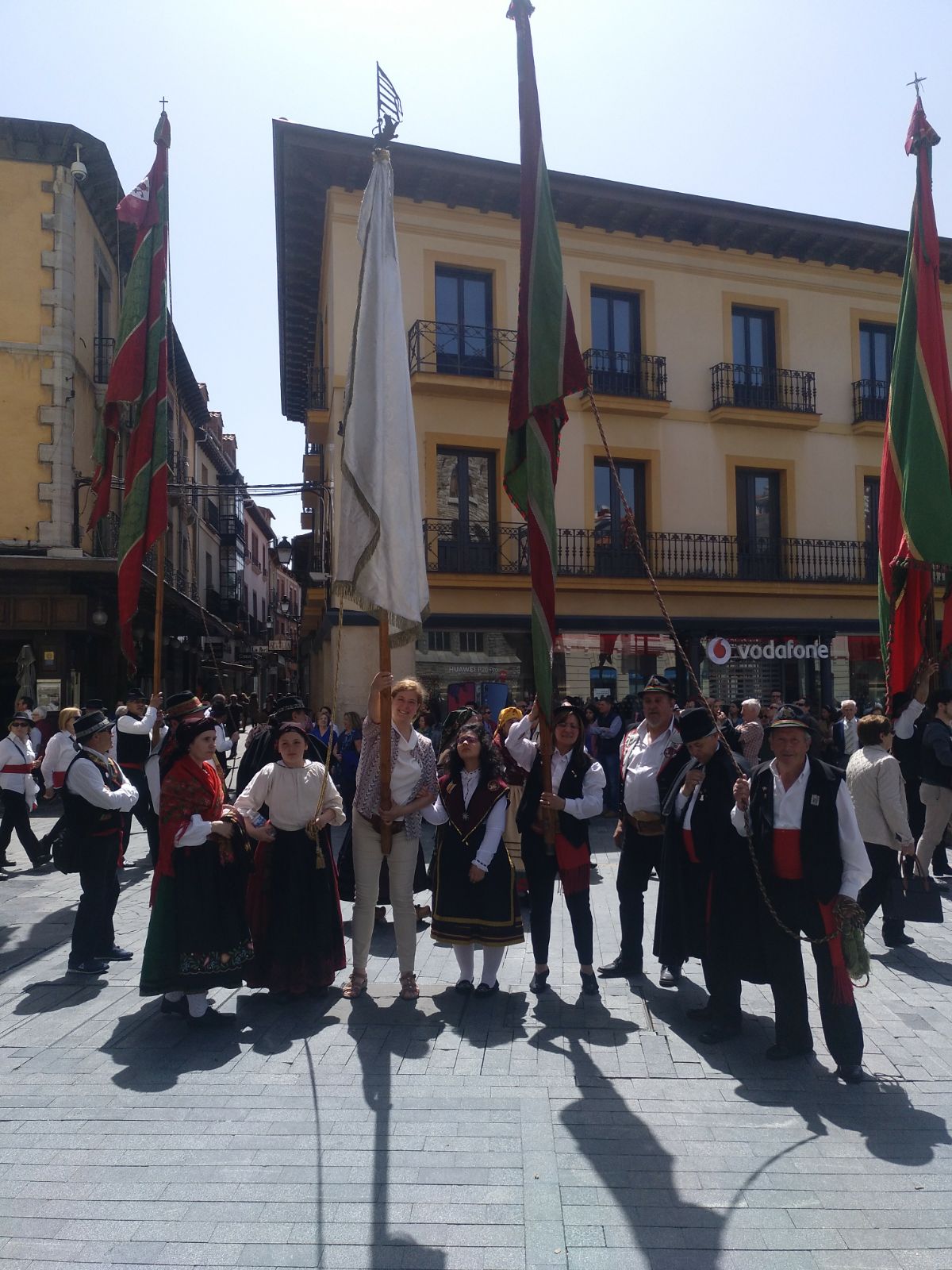 Fotos: Desfile de trajes regionales por León