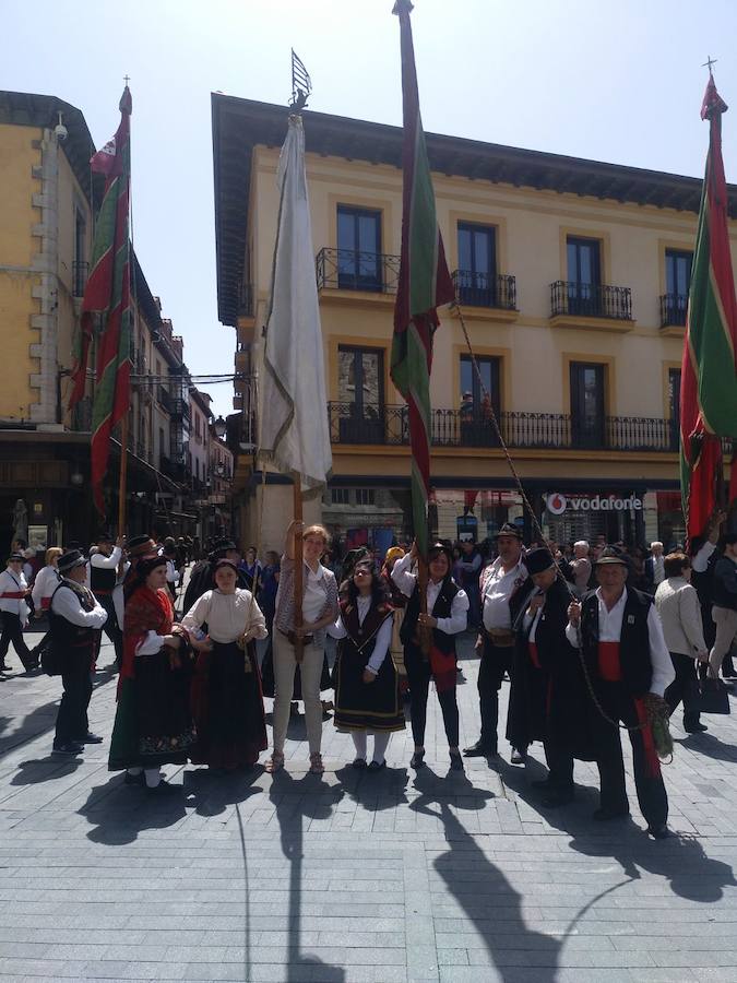 Fotos: Desfile de trajes regionales por León