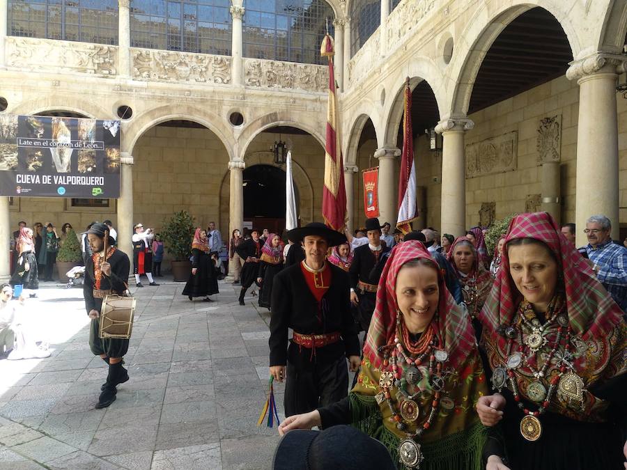 Fotos: Desfile de trajes regionales por León