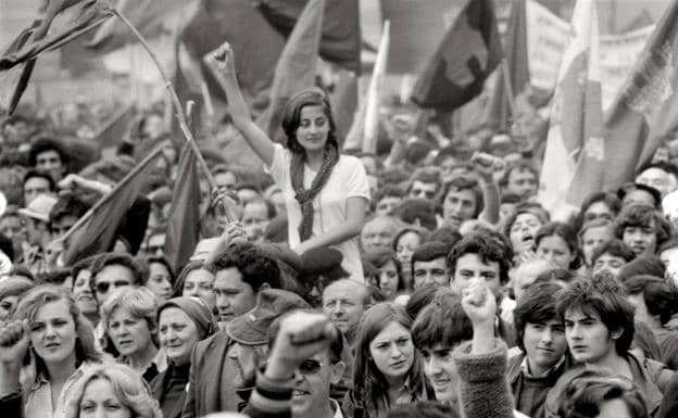 Miles de personas acudieron a la campa de Villalar el 23 de abril de 1978. 