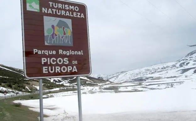 El cartel que se puede ver en el lado leonés de los Picos de Europa. 