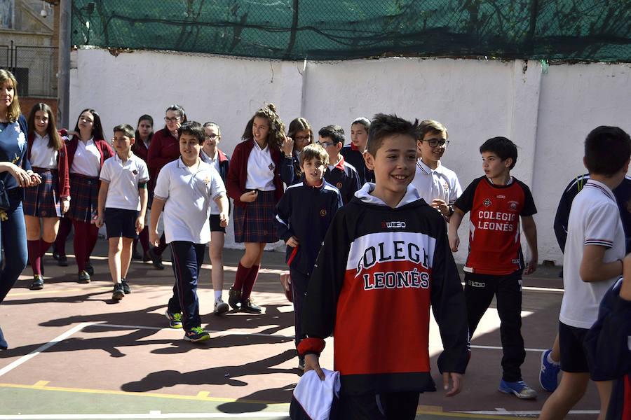 Fotos: Ramón Gutiérrez &#039;enseña&#039; sus hazañas a los niños del Leonés