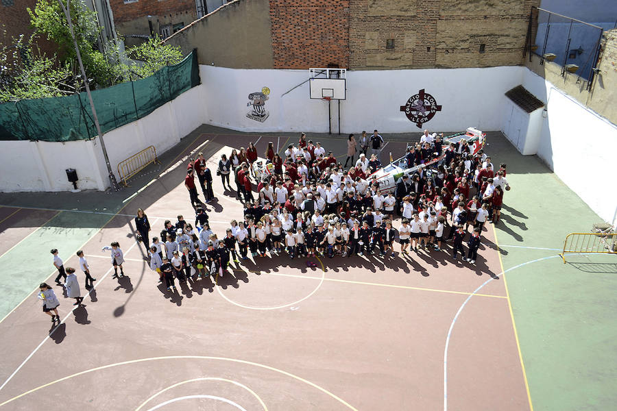 Fotos: Ramón Gutiérrez &#039;enseña&#039; sus hazañas a los niños del Leonés