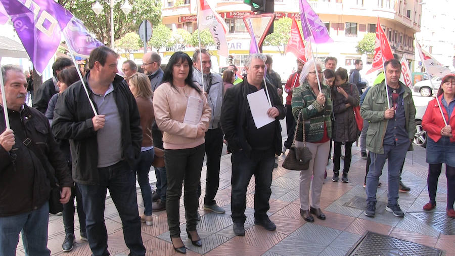 Imagen de la concentración frente a la sede de UGT.