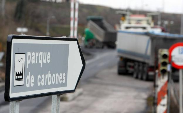 Entrada de camiones con carbón en la central térmica de Cubillos del Sil. 