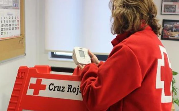 Una voluntaria de Cruz Roja.