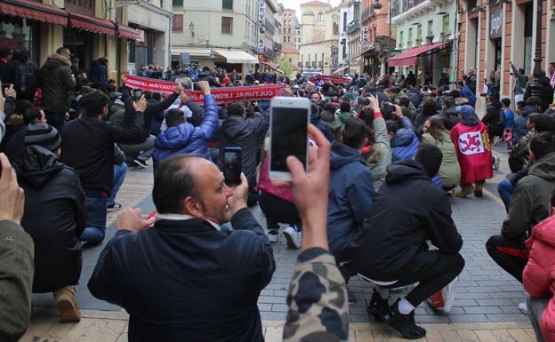 Galería. La afición culturalista canta el 'Sha, la, la, la'.