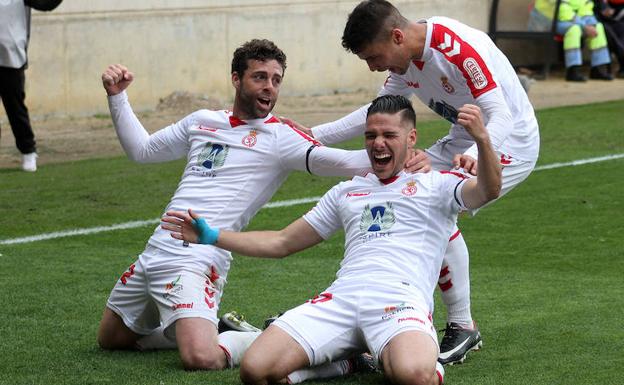 Emi Buendía celebra el primer gol de la Cultural.