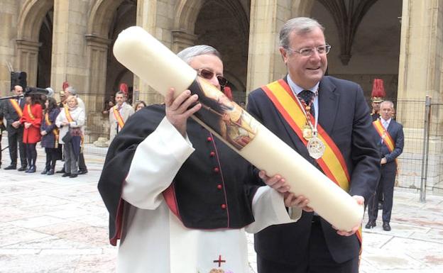 El alcalde hace entrega al Cabildo de San Isidoro del «cirio de arroba bien cumplida». 