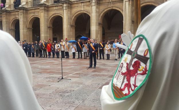 El alcalde hace entrega al Cabildo de San Isidoro del cirio. 