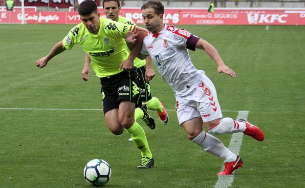 Antonio Martínez disputa un balón ante el Córdoba.