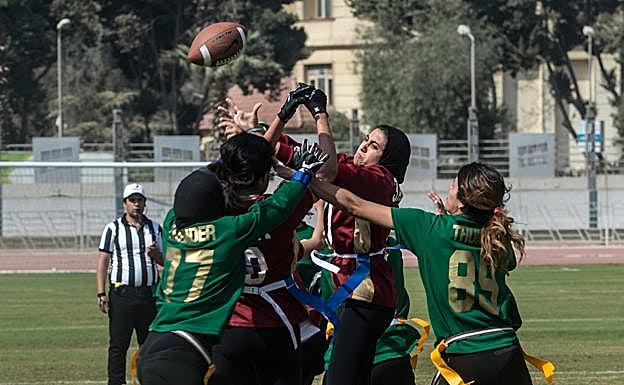 En El Cairo, jóvenes egipcias se aficionan al fútbol americano