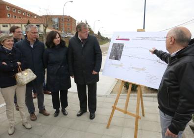 Imagen secundaria 1 - El alcalde de León, Antonio Silván, durante el recorrido por las nuevas obras.