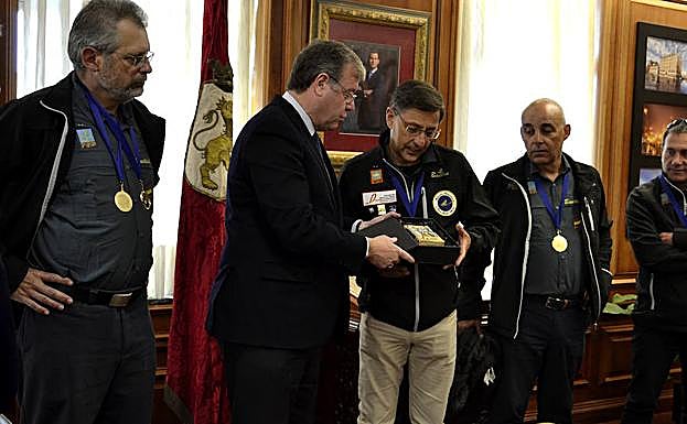 Imagen principal - León logra un &#039;re-póker&#039; mundial