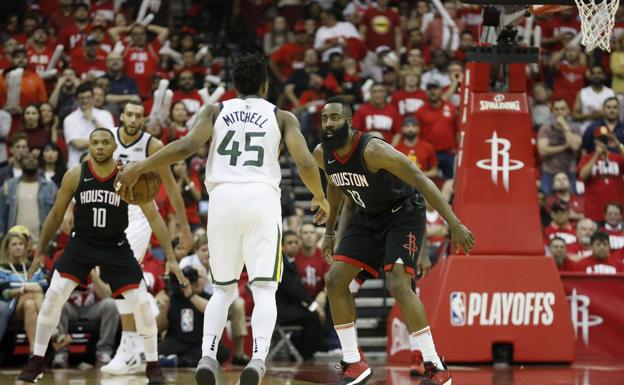 James Harden defiende a Donovan Mitchelll.