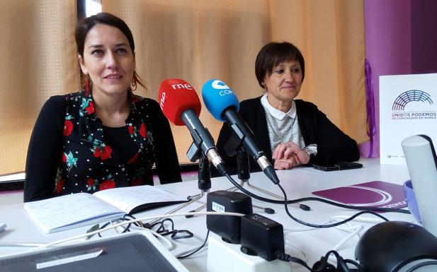 La diputada de Podemos por León, Ana Marcello, y la coordinadora comarcal de IU, Agure Bilbao, durante su comparecencia.