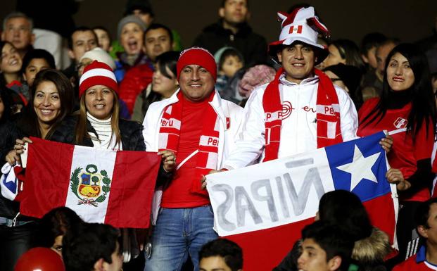 Aficionados peruanos animan antes del partido Perú-Paraguay de CHile 2015. 