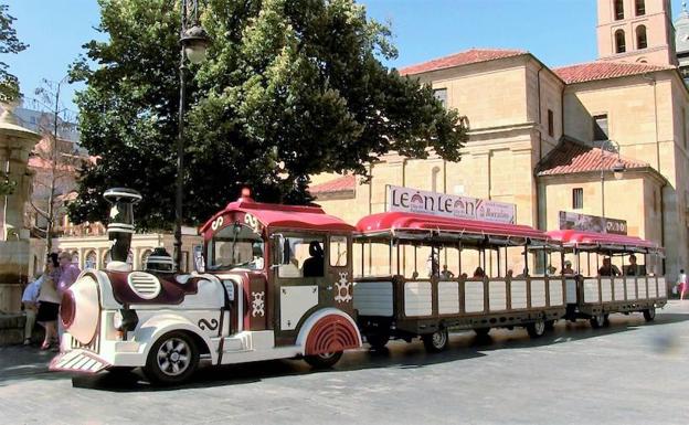 Imagen del tren turístico en el punto de partida de los viajes. 