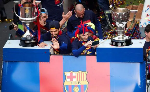 Luis Suárez e Iniesta, durante la rúa con la que el Barça festejó el doblete el lunes. 