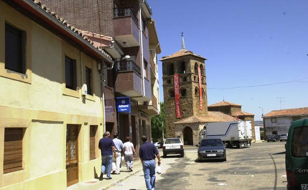 Calle de Tábara con la iglesia de fondo. 